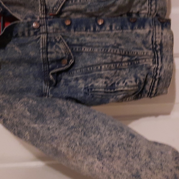 Vintage Denim Kids large Levi's Jacket with Buffalo plaid print inside acid wash - Picture 6 of 8